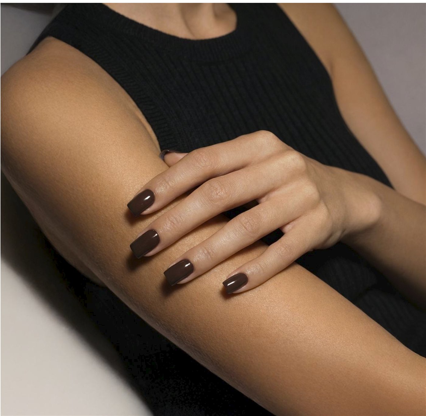 Model wearing UUUUU fully-cured brown gel nail strips